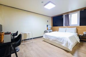 Postel nebo postele na pokoji v ubytování FromH J Hotel Osan