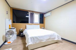 Postel nebo postele na pokoji v ubytování FromH J Hotel Osan