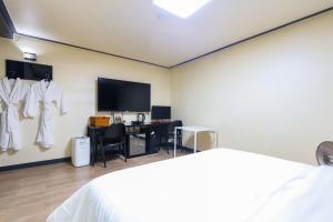TV a/nebo společenská místnost v ubytování FromH J Hotel Osan