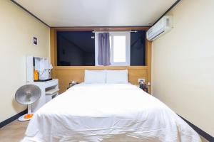 Postel nebo postele na pokoji v ubytování FromH J Hotel Osan