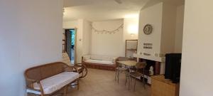 Habitación hospitalaria con cama y TV en Perla Marina Casa Vacanze, en Brucoli