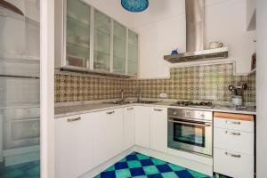 A kitchen or kitchenette at Villa Trara