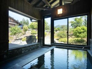 Sundlaugin á 天空の湯屋 山荘 華柚 eða í nágrenninu