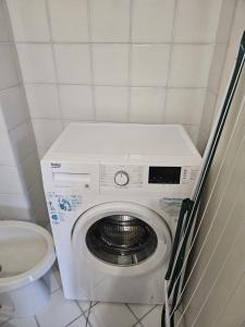 威尼斯Calle dei Furlani - Appartamento con Patio的小型浴室设有一台洗衣机和卫生间