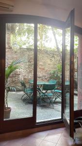 威尼斯Calle dei Furlani - Appartamento con Patio的滑动玻璃门,带桌椅的庭院