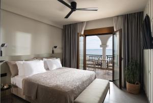 Posteľ alebo postele v izbe v ubytovaní Assano Seafront Luxury
