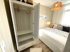 Un pat sau paturi într-o cameră la Lütt Stuuv Strandhotel, Whg 38 +28 fotografii