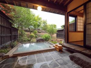 Sundlaugin á 天空の湯屋 山荘 華柚 eða í nágrenninu