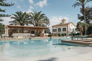 una gran piscina frente a una casa en Hotel Rural Sant Patrici, en Ferreries