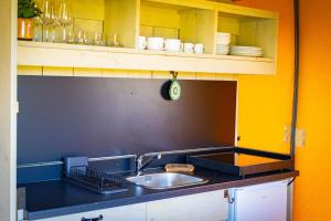 Kuchyň nebo kuchyňský kout v ubytování InMaremma glamping + 37 fotografií