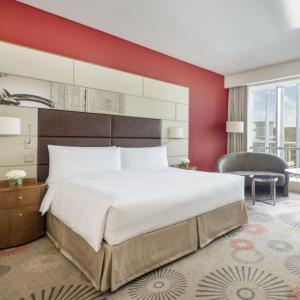 מיטה או מיטות בחדר ב-Crowne Plaza Doha - The Business Park by IHG