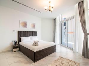 Afbeelding uit fotogalerij van Elegant 2BR Ensuite with Canal & Burj Khalifa View in Dubai