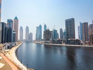 Afbeelding uit fotogalerij van Elegant 2BR Ensuite with Canal & Burj Khalifa View in Dubai