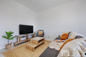Telewizja i/lub zestaw kina domowego w obiekcie Central Park Supreme II by LookAp