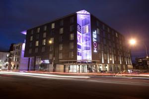 un edificio con una luz púrpura en su lateral en HOTEL10, en Montreal