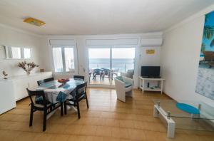 TV a/nebo společenská místnost v ubytování Appartement Vue Mer a Deux pas de la Plage