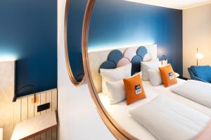 Ένα ή περισσότερα κρεβάτια σε δωμάτιο στο Holiday Inn - the niu, Stream Mönchengladbach by IHG +24 φωτογραφίες