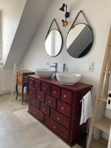 ein Badezimmer mit zwei Waschbecken auf einer Kommode mit zwei Spiegeln in der Unterkunft BookingAlsace - Maison Mittelharth Parking Jardin in Colmar + 43 Fotos