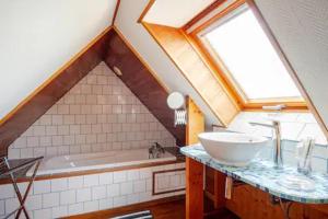 un bagno con lavandino e vasca da bagno di Ker Wilhelm a Ploubezre
