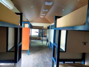 Dviaukštė lova arba lovos apgyvendinimo įstaigoje Pub Ceylon Hostel