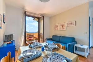 里奥内莱尔巴Blu Elba的客厅里有一张桌子和一张蓝色沙发
