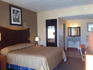 ein Hotelzimmer mit einem Bett in einem Zimmer in der Unterkunft DIAMOND INN & SUITES in Richmond