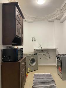 Η κουζίνα ή μικρή κουζίνα στο ستوديو ارضي مدخل خاص