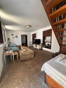 Posteľ alebo postele v izbe v ubytovaní Elegant-Lindian Villa Marietta