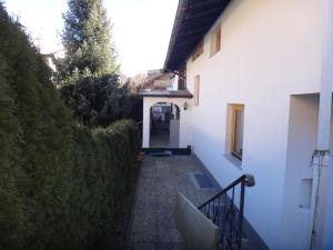 a stairway leading up to a white building at Rene zentrales Studio Appartement - by NV-Appartements in Kirchberg in Tirol