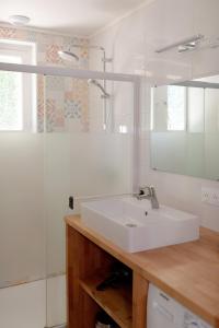 une salle de bains avec un lavabo blanc et un miroir dans l'établissement Gîte du vieux chêne - 6pers. - Jardin arboré, à Ault 14 autres photos