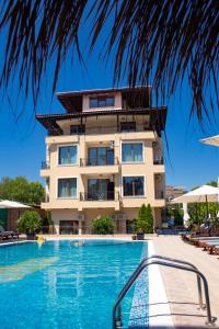 un hotel con piscina di fronte a un edificio di Salena Beach Hotel a Primorsko