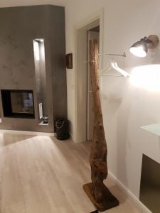 Μια τηλεόραση ή/και κέντρο ψυχαγωγίας στο Ferienhaus Treibholz Ostsee mit eigener Sauna