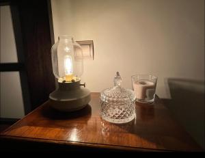 Una mesa con una linterna y una vela y un vaso. en Biescas Suites, en Biescas 17 fotos más