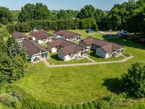 una vista aérea de una fila de casas en Domki letniskowe Ranczo, en Darłowo
