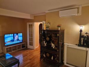Télévision ou salle de divertissement dans l'établissement Appartement cosy climatisé