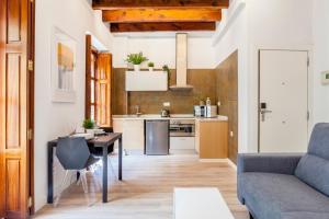 a kitchen and living room with a table and a couch at Modern Flat by Mercado Central in Ciutat Vella in Valencia