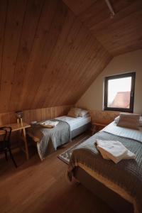 En eller flere senge i et værelse på Osada Małe Pieniny