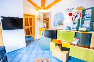 a waiting room with colorful cabinets and a tv at Il Principe Resort in Agerola