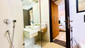 Ένα μπάνιο στο BluO 2BHK - M Block Mkt - Lift , Balcony , Parking