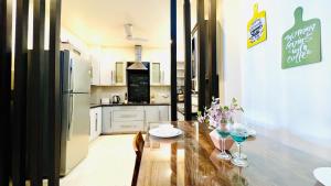 Η κουζίνα ή μικρή κουζίνα στο BluO 2BHK - M Block Mkt - Lift , Balcony , Parking