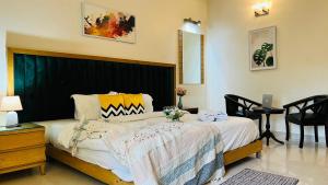 Ένα ή περισσότερα κρεβάτια σε δωμάτιο στο BluO 2BHK - M Block Mkt - Lift , Balcony , Parking +8 φωτογραφίες