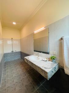Bilik mandi di Shelton's Rezidor F-7 Markaz