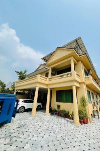 Bangunan di mana terletaknya rumah tamu ini
