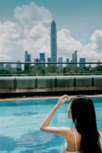 Bazén v ubytování JW Marriott Hotel Shenzhen nebo v jeho okolí