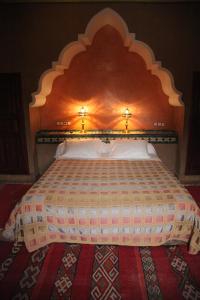 Rúm í herbergi á Hotel Kasbah Azalay