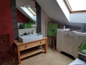 Kuchyň nebo kuchyňský kout v ubytování chambre d'hôtes de charme, un temps en forêt