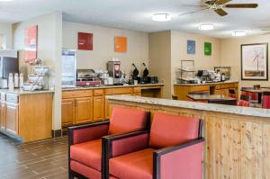 a restaurant with a bar with red chairs at Comfort Inn in Idaho Falls