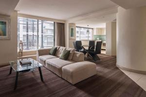 Posezení v ubytování Rydges World Square + 37 fotografií