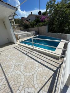 Fotografia z galérie ubytovania Small, 2 bedroom house, 50 m from the sea, with personal pool v destinácii Vrboska