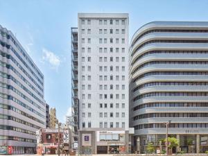 広島市にあるコンフォートホテル広島大手町の都心の白い高い建物